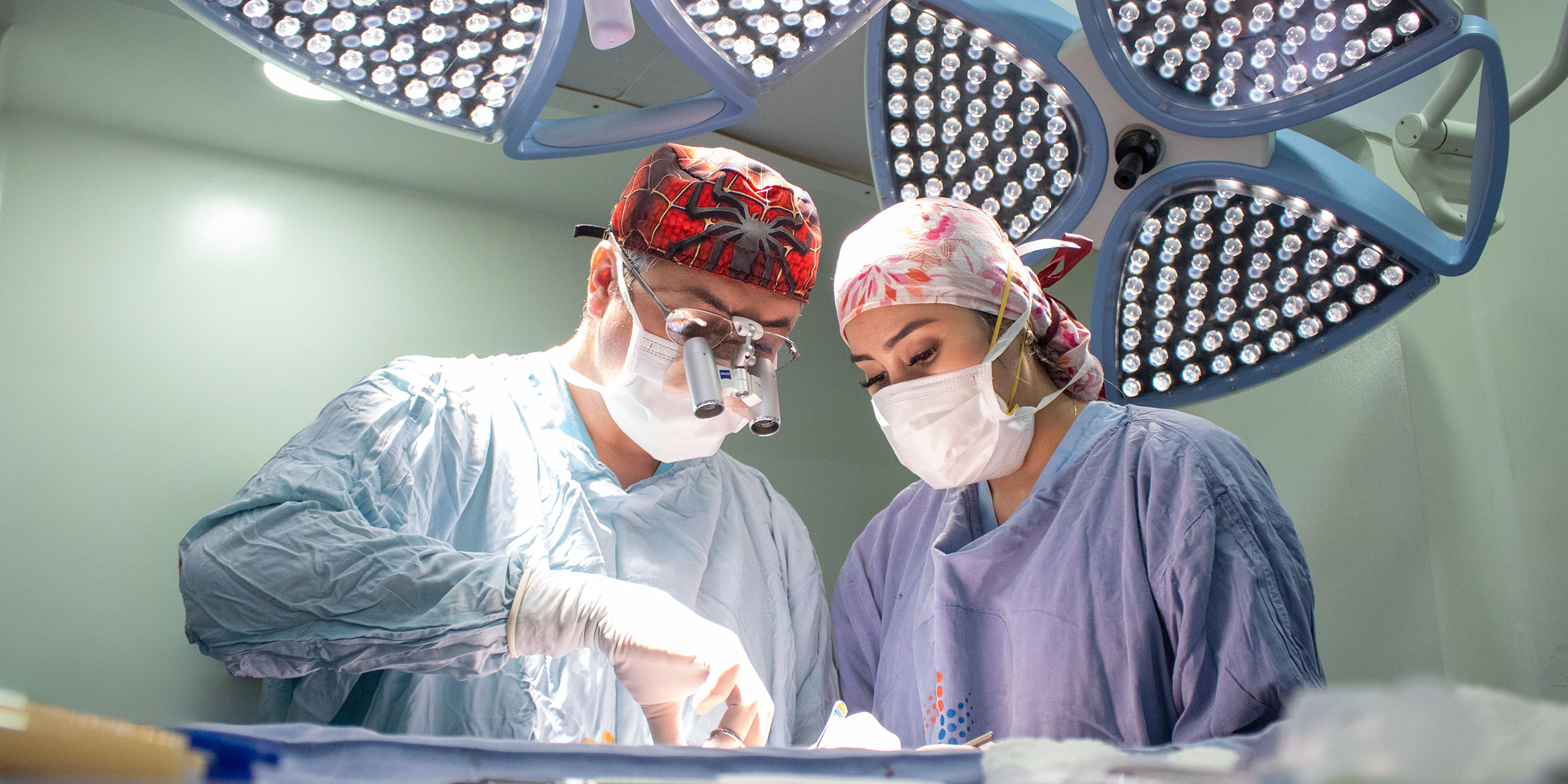 banner dr leo y dra en cirugía